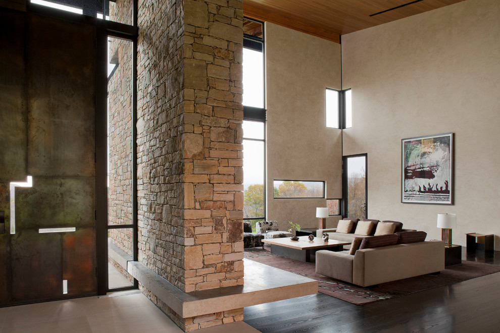 Idee per un ampio soggiorno minimalista stile loft con sala formale, pareti beige, parquet scuro, camino classico, cornice del camino in pietra e nessuna TV