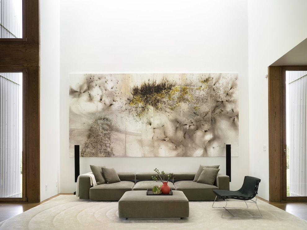 Repräsentatives, Offenes, Mittelgroßes Modernes Wohnzimmer mit braunem Holzboden in New York