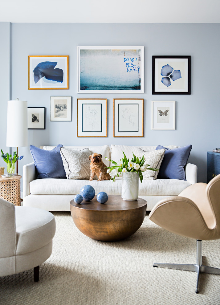 Idee per un soggiorno stile marino con pareti blu, moquette e pavimento beige