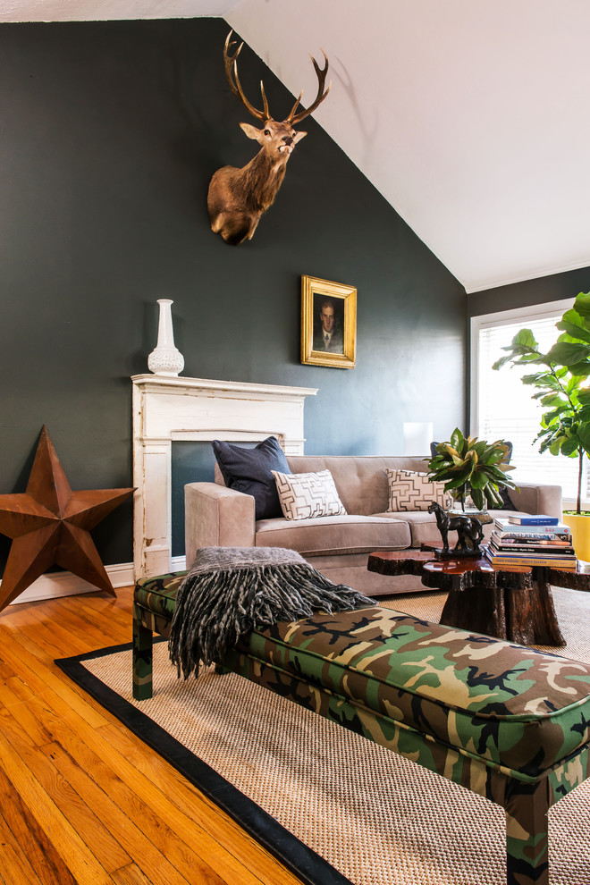 Mittelgroßes Stilmix Wohnzimmer im Loft-Stil mit schwarzer Wandfarbe, hellem Holzboden und Hängekamin in Dallas