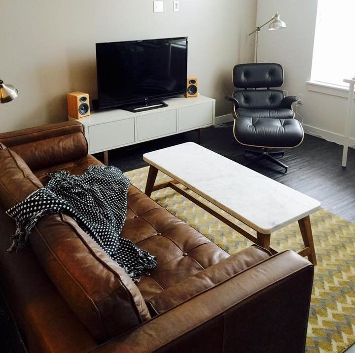 Kleines, Offenes Retro Wohnzimmer mit freistehendem TV, bunten Wänden, Vinylboden und braunem Boden in Denver