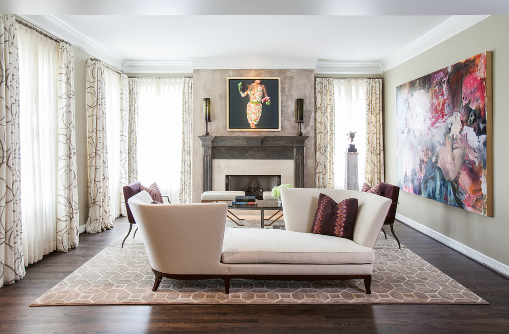 Repräsentatives Klassisches Wohnzimmer mit dunklem Holzboden, Kamin und beiger Wandfarbe in Houston