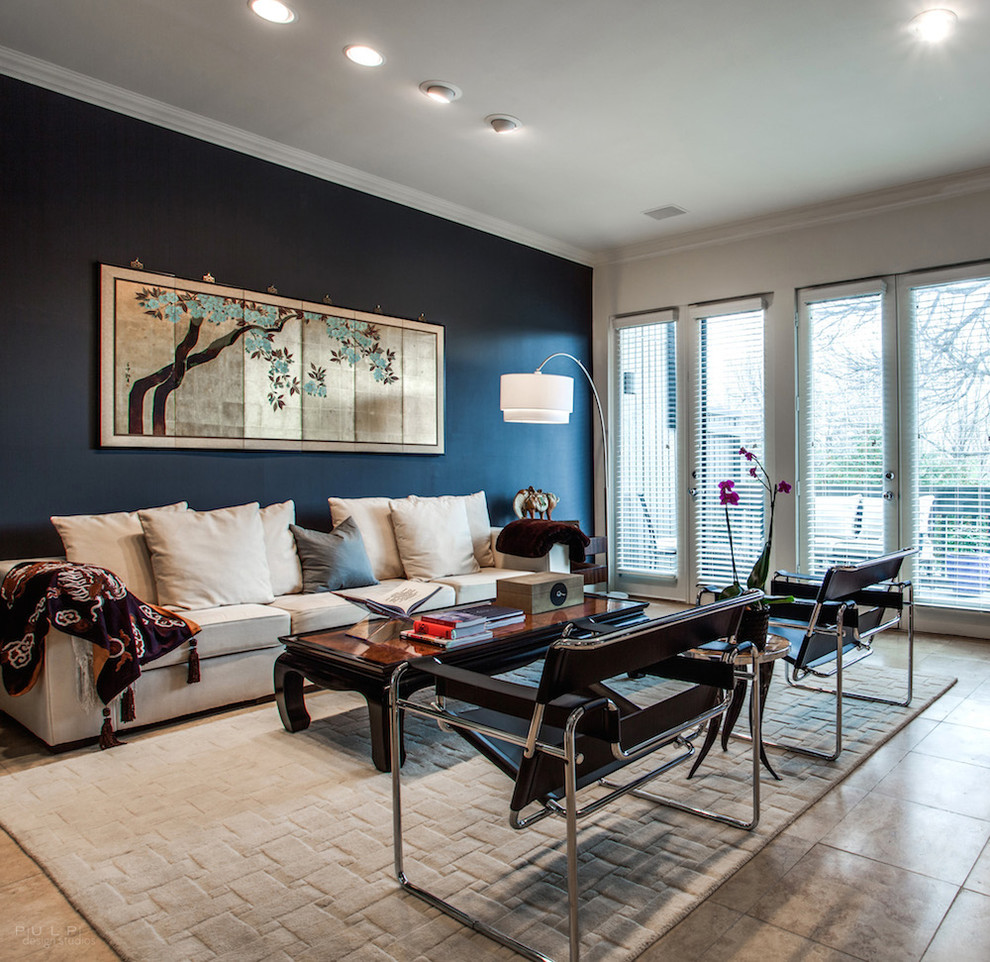 Стильный дизайн: открытая гостиная комната среднего размера в стиле фьюжн с синими стенами - последний тренд