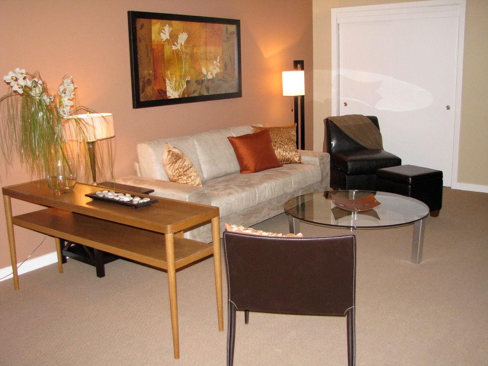 На фото: маленькая изолированная гостиная комната в стиле фьюжн с оранжевыми стенами и ковровым покрытием для на участке и в саду с