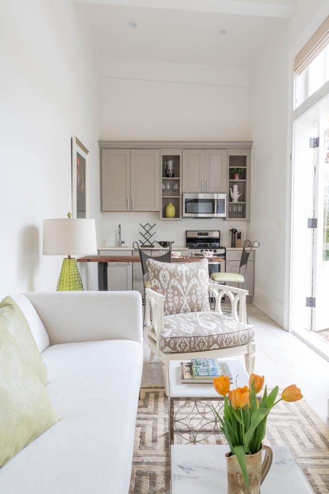 Kleines, Offenes Klassisches Wohnzimmer mit weißer Wandfarbe und Betonboden in New Orleans