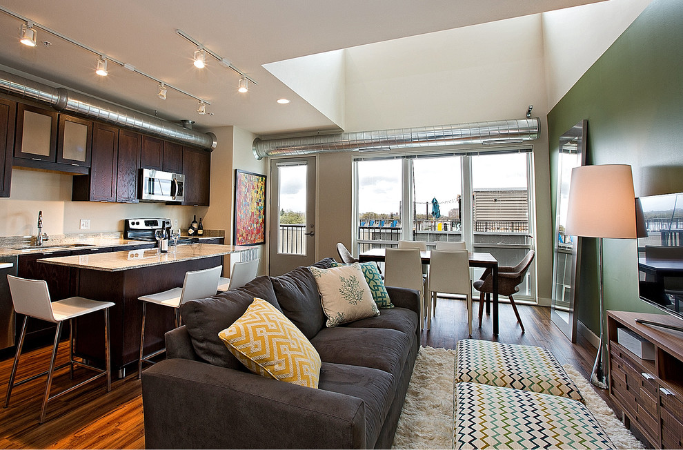 Mittelgroßes Modernes Wohnzimmer im Loft-Stil, ohne Kamin mit bunten Wänden, dunklem Holzboden und freistehendem TV in Minneapolis