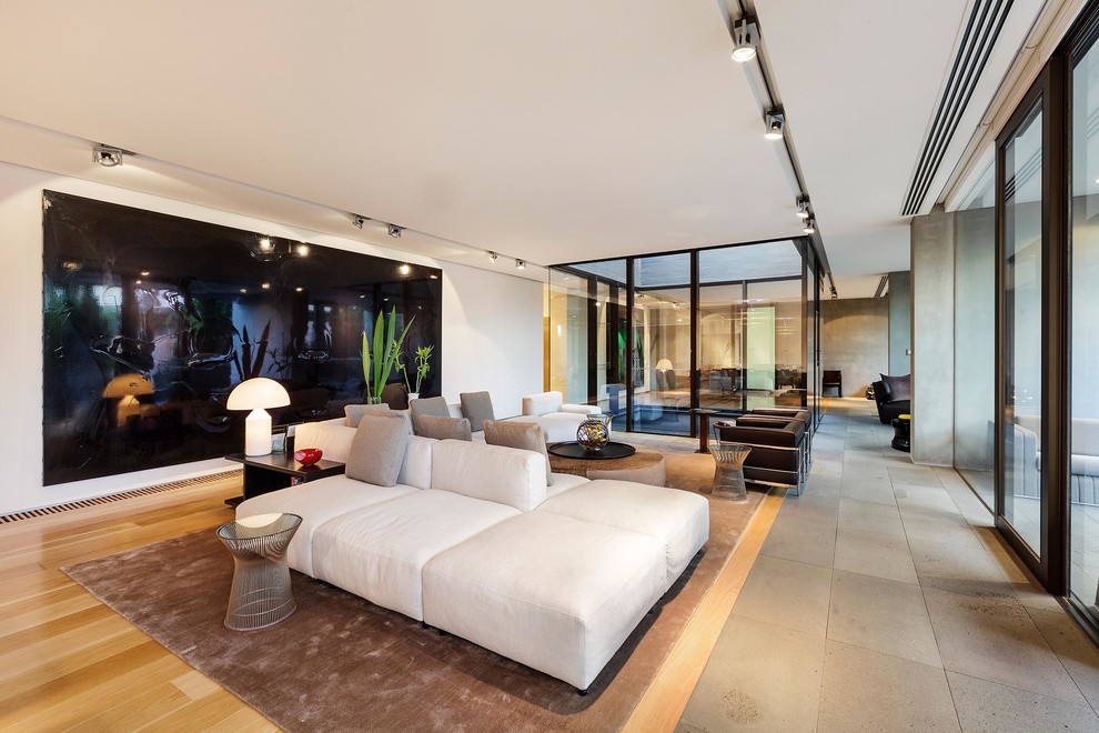 Foto di un soggiorno design aperto con sala formale, pareti bianche e parquet chiaro