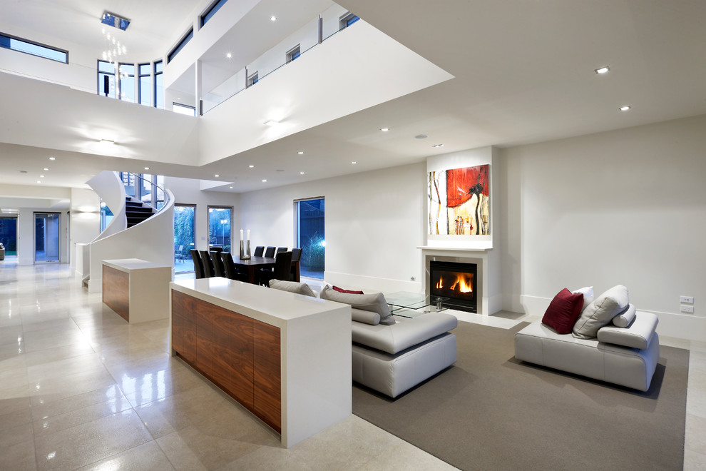 Идея дизайна: большая парадная, открытая гостиная комната в современном стиле с белыми стенами, стандартным камином и фасадом камина из металла