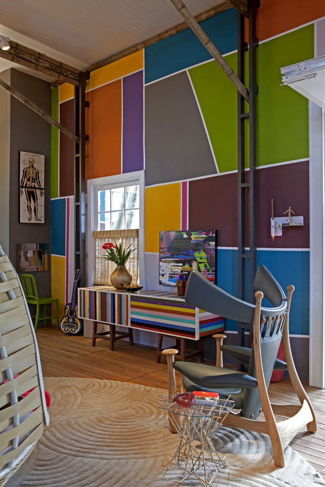 Diseño de salón minimalista con suelo de madera en tonos medios