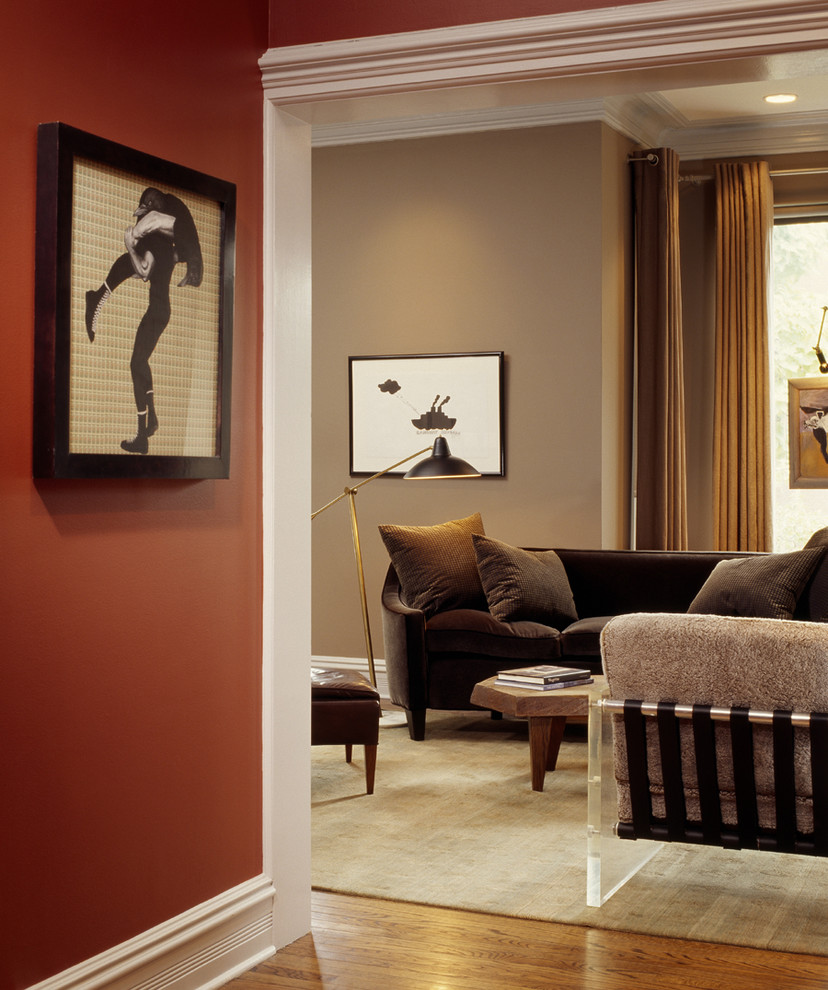 Immagine di un soggiorno design chiuso con pareti beige e parquet chiaro