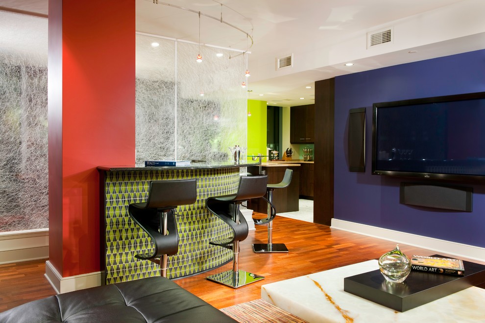Стильный дизайн: открытая гостиная комната среднего размера в современном стиле с домашним баром, красными стенами, паркетным полом среднего тона и телевизором на стене - последний тренд
