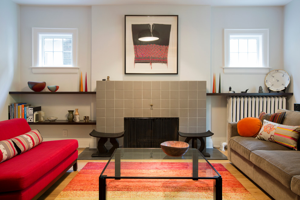 Mittelgroßes, Repräsentatives, Fernseherloses, Offenes Modernes Wohnzimmer mit grauer Wandfarbe, Kamin und gefliester Kaminumrandung in Toronto