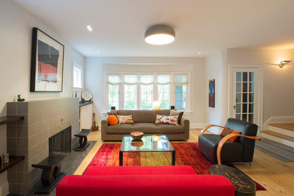 Mittelgroßes, Repräsentatives, Fernseherloses, Offenes Modernes Wohnzimmer mit grauer Wandfarbe, Kamin und gefliester Kaminumrandung in Toronto