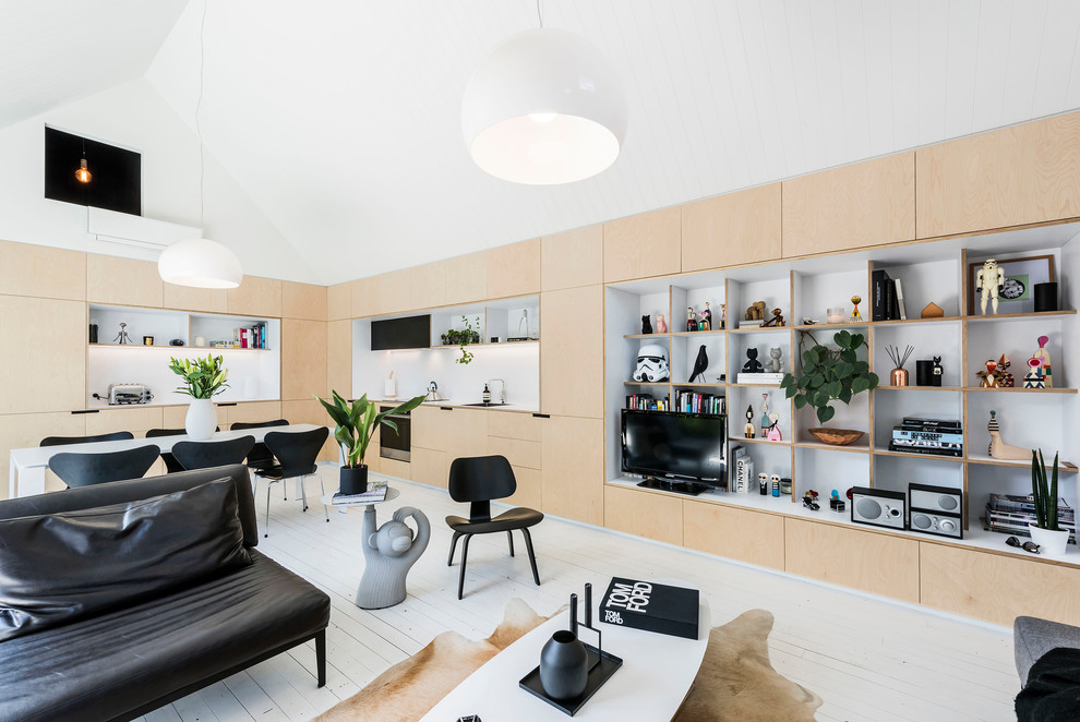Immagine di un piccolo soggiorno minimal aperto con pareti bianche, pavimento in legno verniciato e parete attrezzata