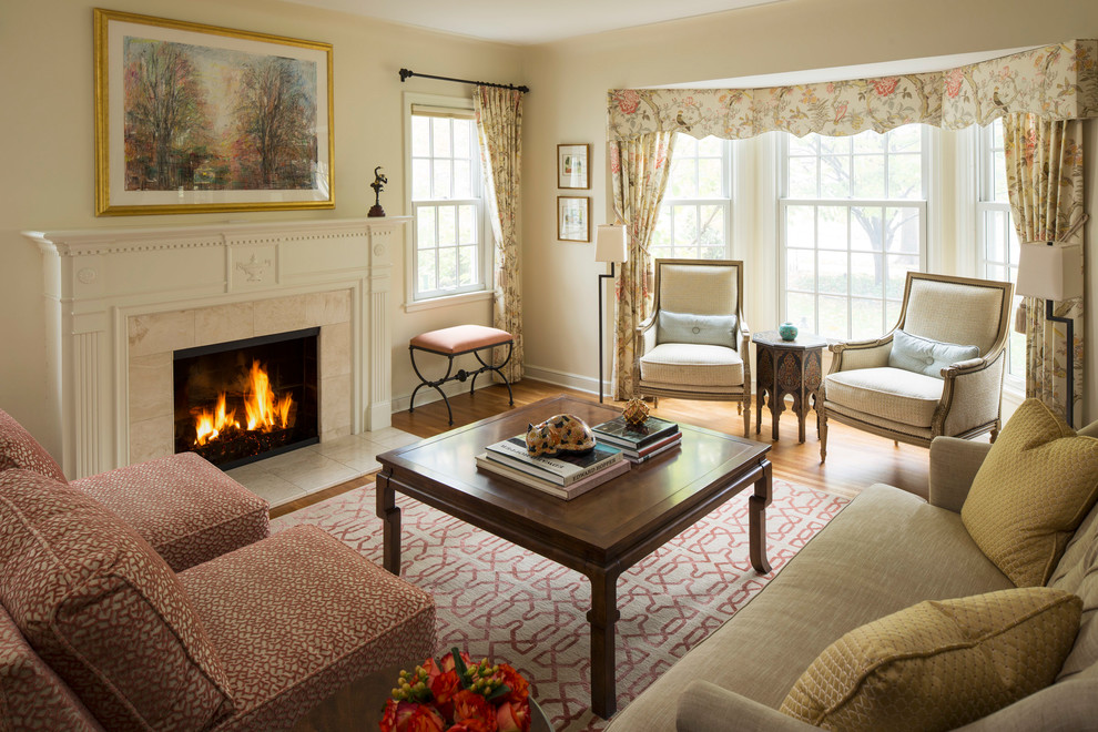 Exemple d'un salon nature de taille moyenne et ouvert avec une salle de réception, un mur beige, un sol en bois brun, une cheminée standard, un manteau de cheminée en pierre et un sol marron.