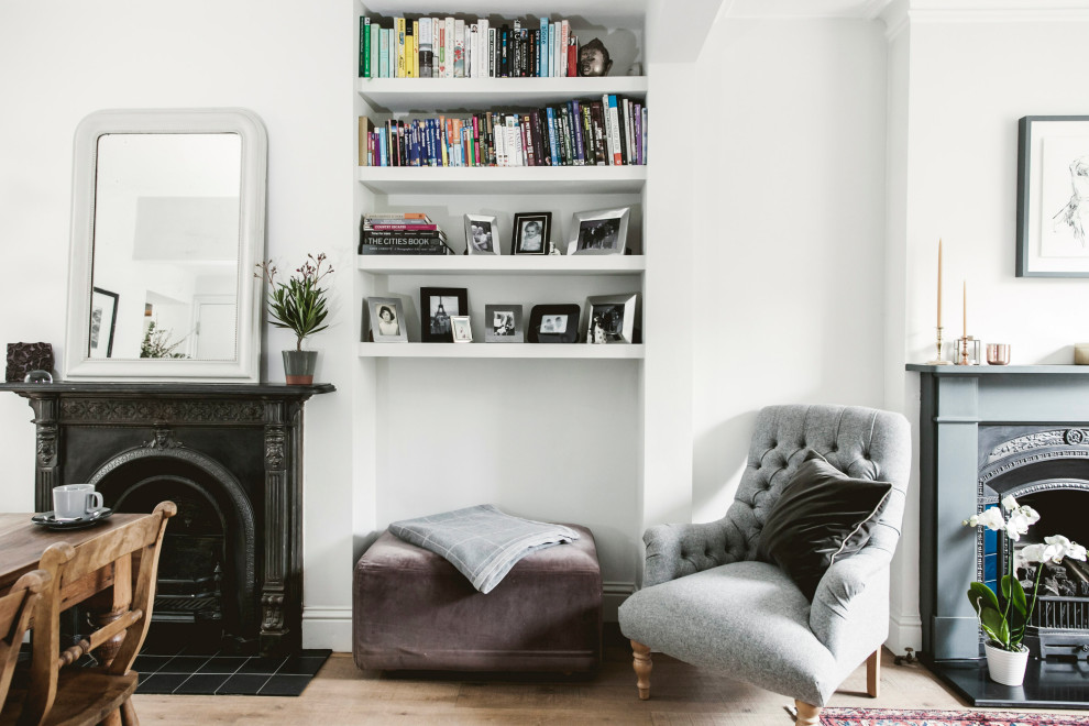 ロンドンにあるコンテンポラリースタイルのおしゃれなリビング (淡色無垢フローリング、金属の暖炉まわり、白い壁、茶色い床) の写真