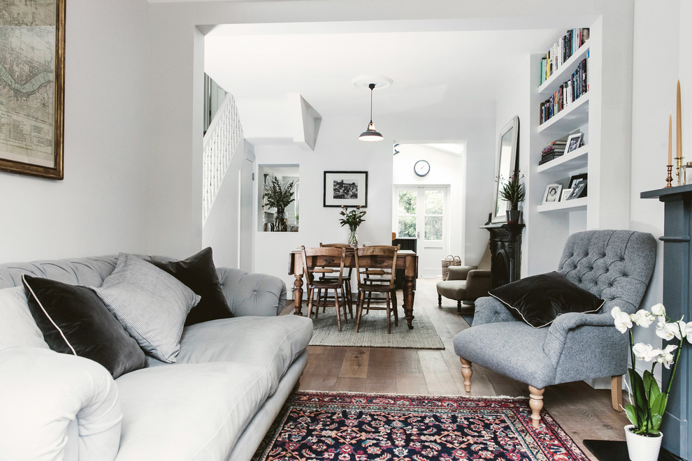 Country Wohnzimmer mit weißer Wandfarbe, braunem Holzboden und braunem Boden in London