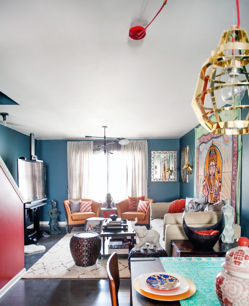 Ejemplo de salón abierto ecléctico de tamaño medio sin chimenea con paredes azules, suelo de madera en tonos medios y televisor independiente