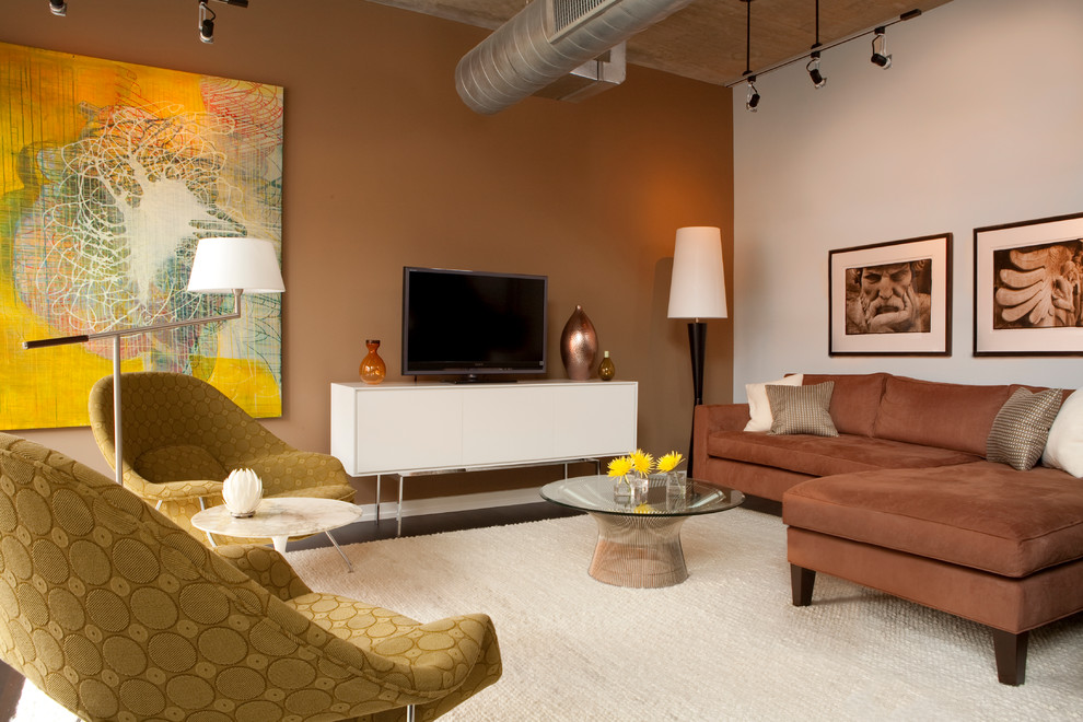Immagine di un soggiorno minimalista con pareti marroni e TV autoportante
