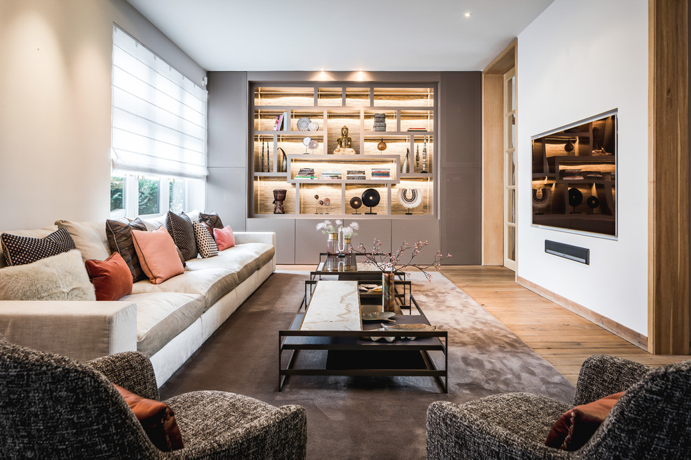 Großes, Abgetrenntes Modernes Wohnzimmer ohne Kamin mit weißer Wandfarbe, braunem Holzboden, TV-Wand und braunem Boden in Amsterdam