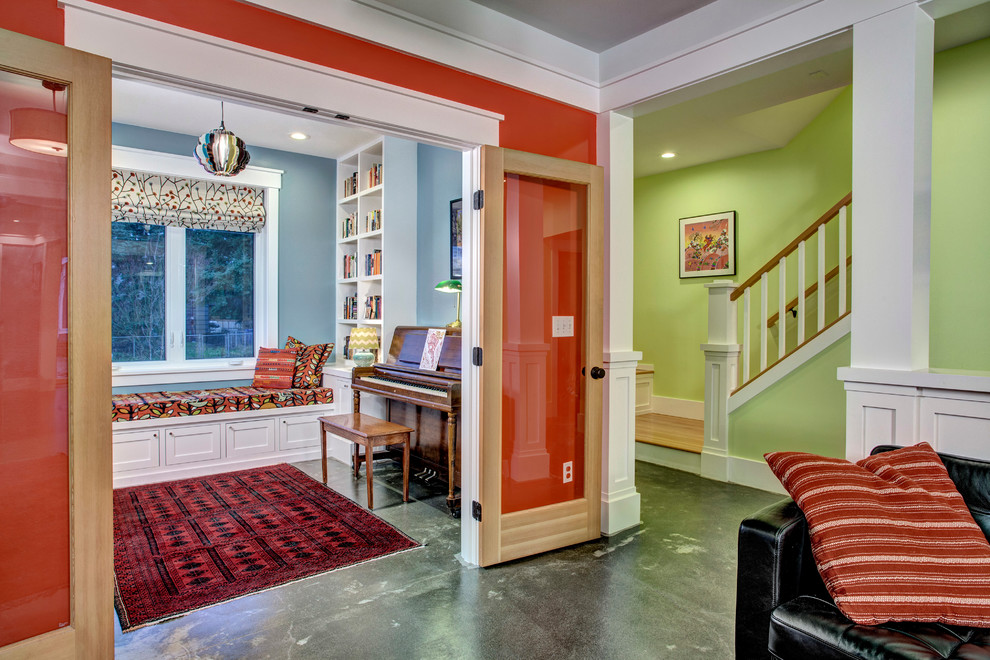 Foto de biblioteca en casa abierta de estilo americano de tamaño medio con suelo de cemento y paredes multicolor