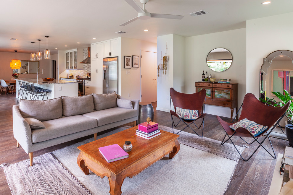 Mittelgroßes, Offenes Landhausstil Wohnzimmer mit weißer Wandfarbe, braunem Holzboden und braunem Boden in Austin