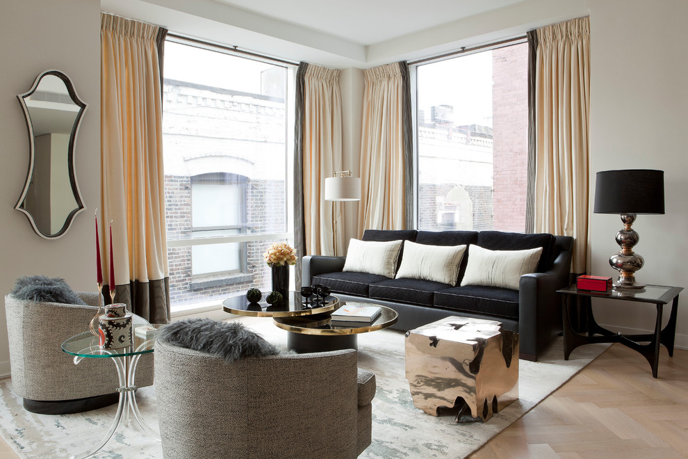 Repräsentatives Modernes Wohnzimmer mit weißer Wandfarbe und hellem Holzboden in New York
