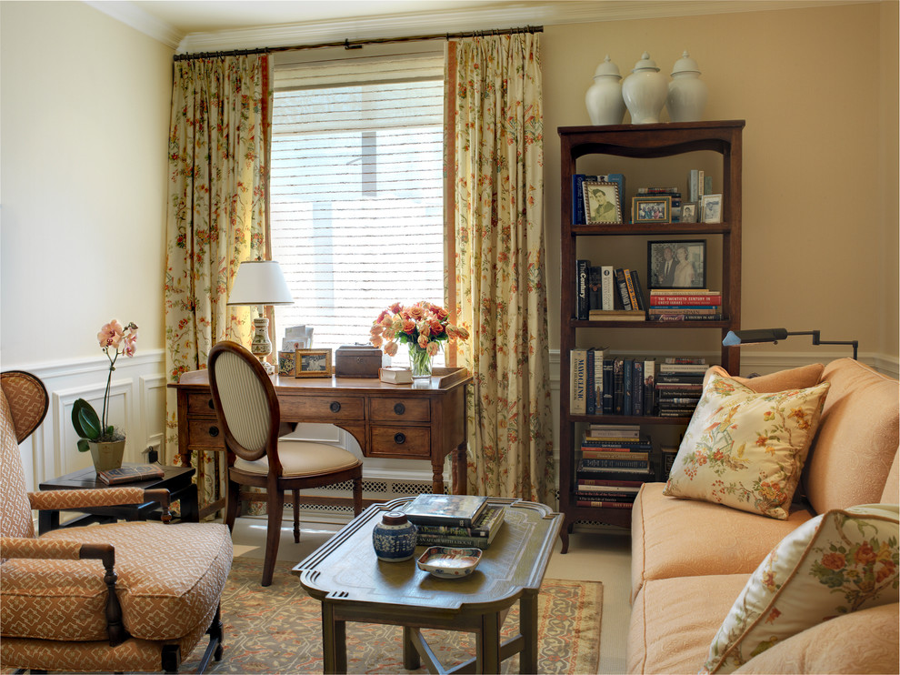 Свежая идея для дизайна: гостиная комната в классическом стиле с бежевыми стенами, ковровым покрытием и красивыми шторами - отличное фото интерьера