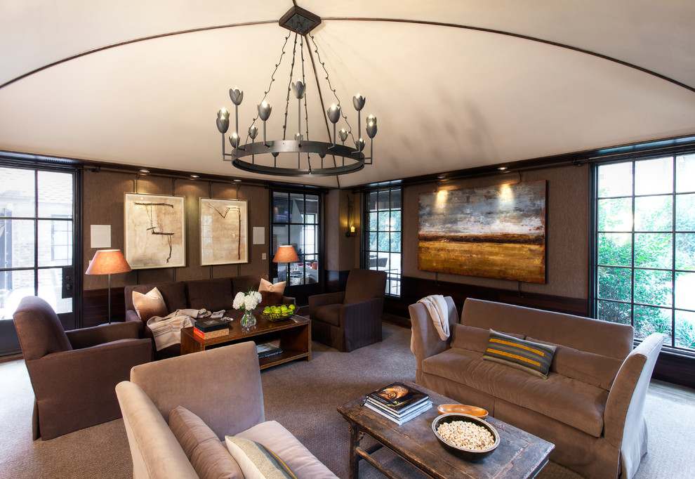 Idee per un soggiorno contemporaneo con pareti marroni e moquette