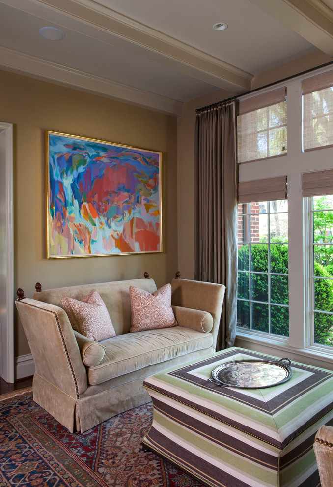 Modernes Wohnzimmer mit beiger Wandfarbe in Charlotte