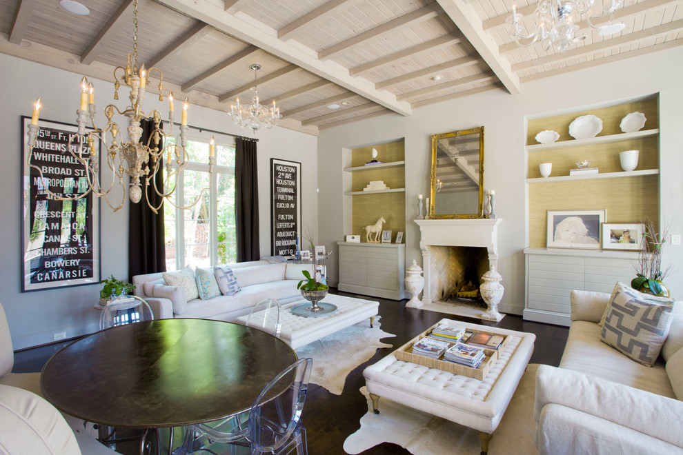 Foto di un soggiorno tradizionale con pareti bianche, parquet scuro, camino classico e nessuna TV
