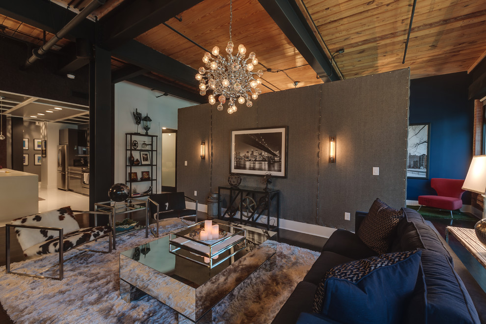 Идея дизайна: большая открытая гостиная комната в стиле лофт с черными стенами, деревянным полом, телевизором на стене и черным полом без камина
