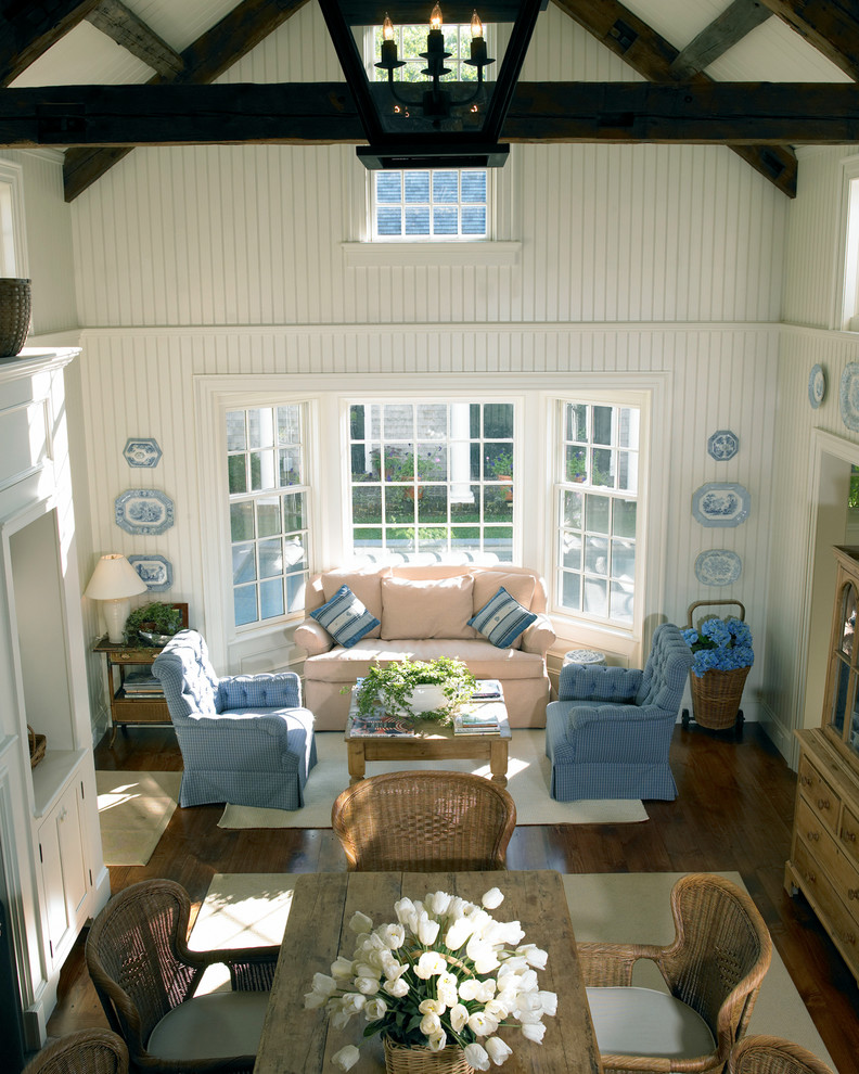 Imagen de salón abierto tradicional de tamaño medio con paredes blancas y suelo de madera en tonos medios