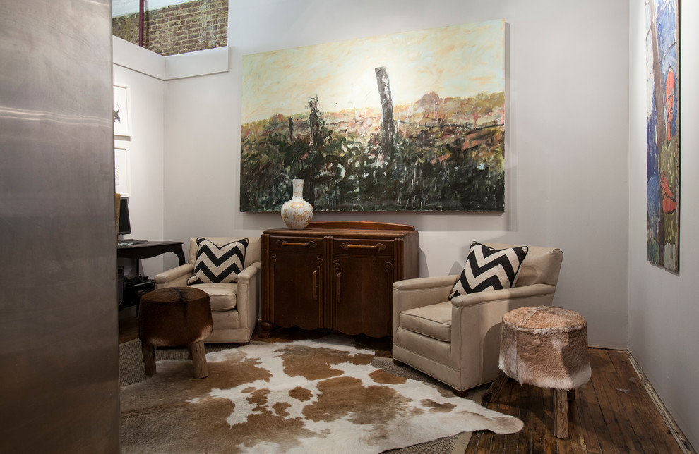 Modelo de salón para visitas abierto clásico de tamaño medio sin chimenea y televisor con paredes amarillas, suelo de madera oscura y suelo marrón