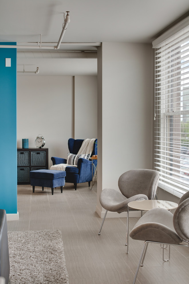 Immagine di un piccolo soggiorno moderno aperto con pareti multicolore e pavimento in gres porcellanato