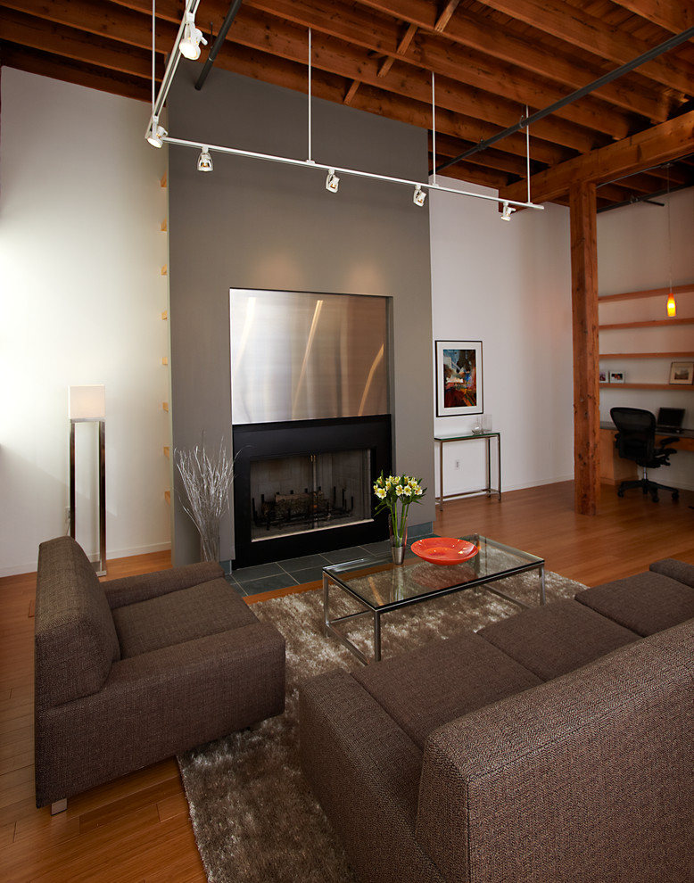Стильный дизайн: парадная, двухуровневая гостиная комната в стиле модернизм с белыми стенами, полом из бамбука, стандартным камином и фасадом камина из металла - последний тренд