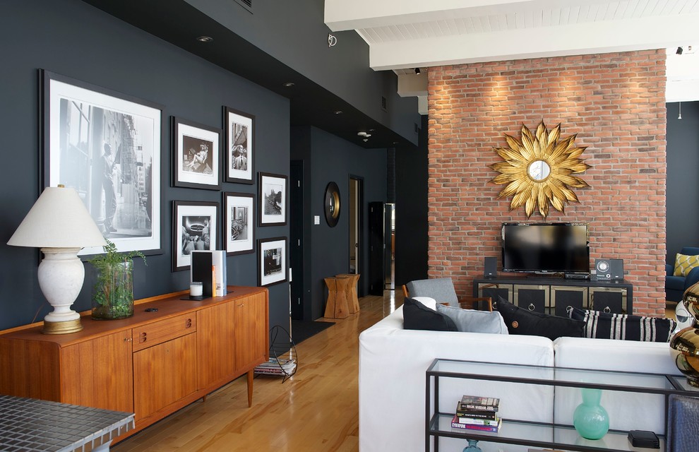 Mittelgroßes, Repräsentatives, Offenes Retro Wohnzimmer ohne Kamin mit schwarzer Wandfarbe, hellem Holzboden und freistehendem TV in Montreal