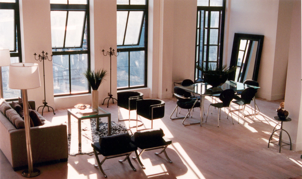 Ejemplo de salón para visitas tipo loft moderno grande con paredes blancas y suelo de madera clara