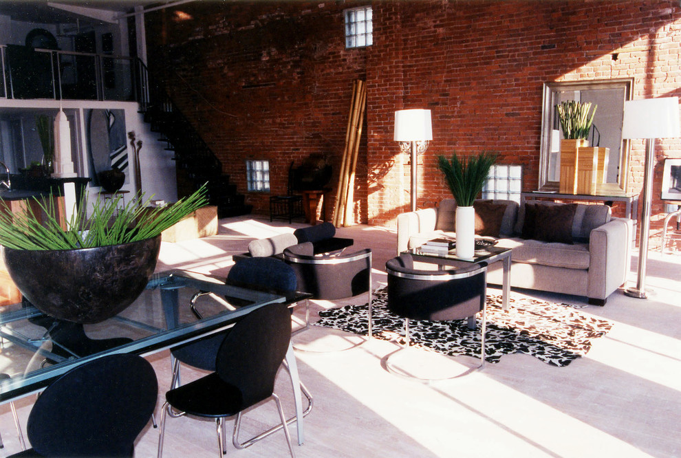 Esempio di un grande soggiorno minimalista stile loft con pareti bianche, parquet chiaro e sala formale
