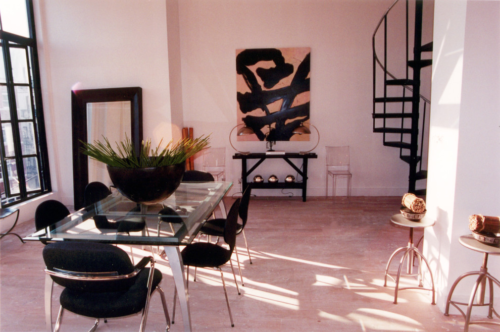 Imagen de salón para visitas tipo loft minimalista grande con paredes blancas y suelo de madera clara