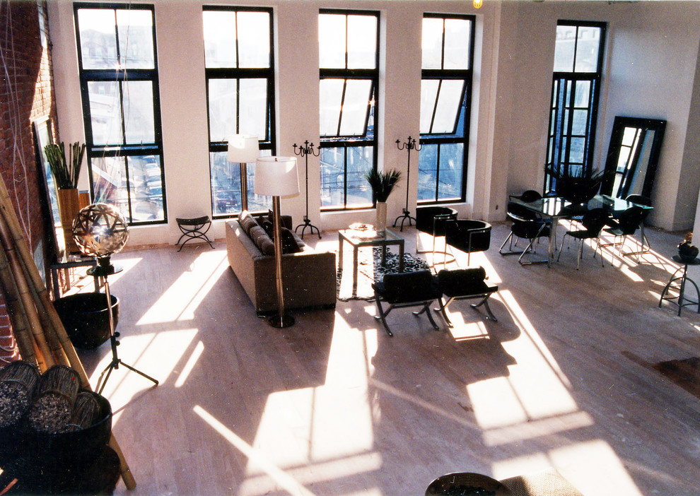Großes, Repräsentatives Modernes Wohnzimmer im Loft-Stil mit weißer Wandfarbe und hellem Holzboden in New York