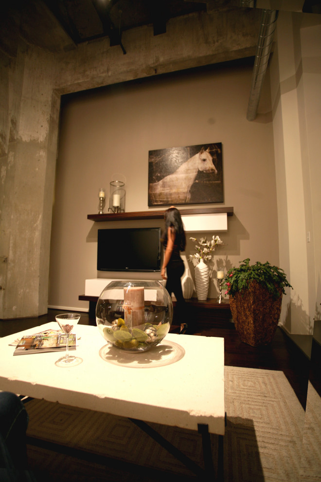 Foto de salón abierto contemporáneo de tamaño medio con paredes beige, suelo de madera oscura y televisor colgado en la pared