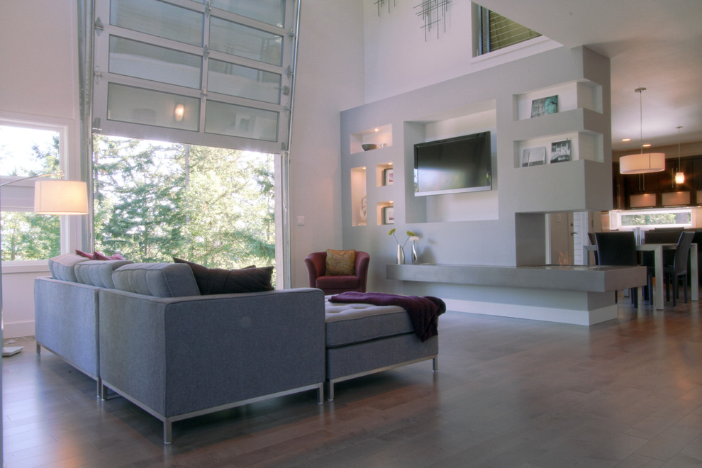 Idées déco pour un salon moderne de taille moyenne et ouvert avec un mur gris, un téléviseur encastré et un sol en bois brun.
