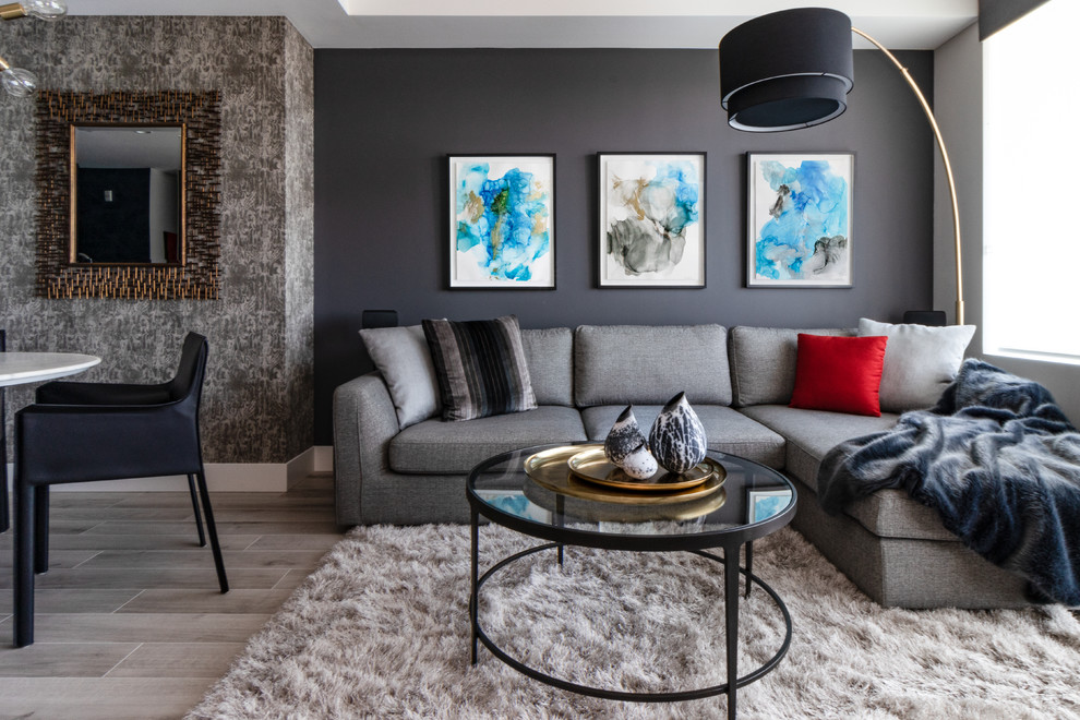 Esempio di un piccolo soggiorno contemporaneo aperto con pareti grigie, parquet chiaro e pavimento grigio