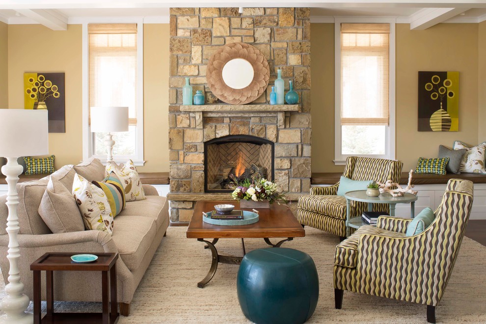 Пример оригинального дизайна: гостиная комната:: освещение в современном стиле с желтыми стенами, стандартным камином, фасадом камина из камня и ковром на полу без телевизора