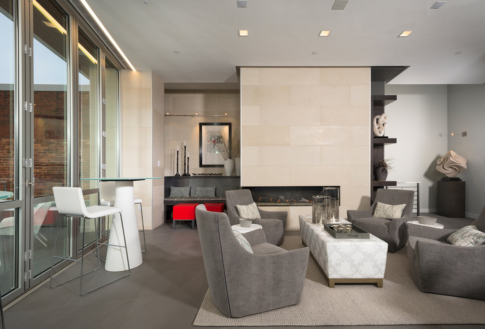 Источник вдохновения для домашнего уюта: гостиная комната в современном стиле с серыми стенами, горизонтальным камином и фасадом камина из плитки