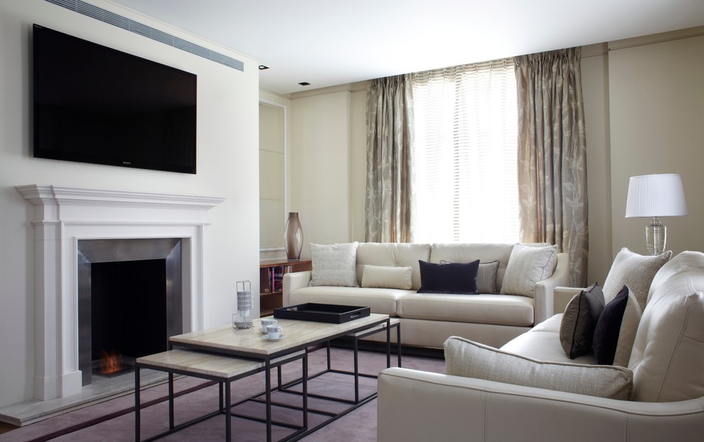 Mittelgroßes, Offenes Modernes Wohnzimmer mit weißer Wandfarbe, braunem Holzboden, Kamin, Kaminumrandung aus Stein und TV-Wand in London