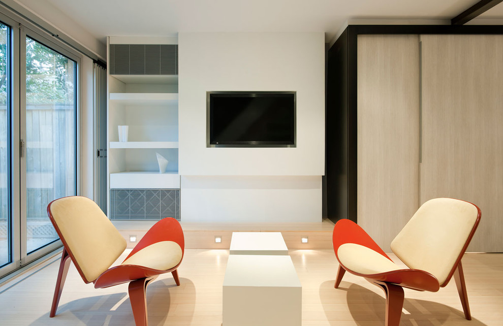 Свежая идея для дизайна: гостиная комната в современном стиле с белыми стенами и мультимедийным центром - отличное фото интерьера