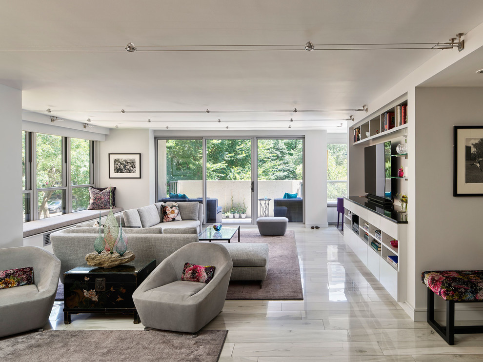 Idee per un piccolo soggiorno minimalista aperto con pareti bianche, TV autoportante, pavimento beige e pavimento in gres porcellanato