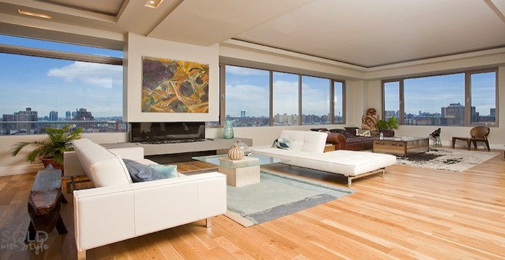 Imagen de salón abierto minimalista pequeño sin chimenea con paredes beige y suelo de madera en tonos medios